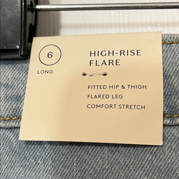 Universal Thread Light Wash Flared Leg Jeans - Picture 3 of 4